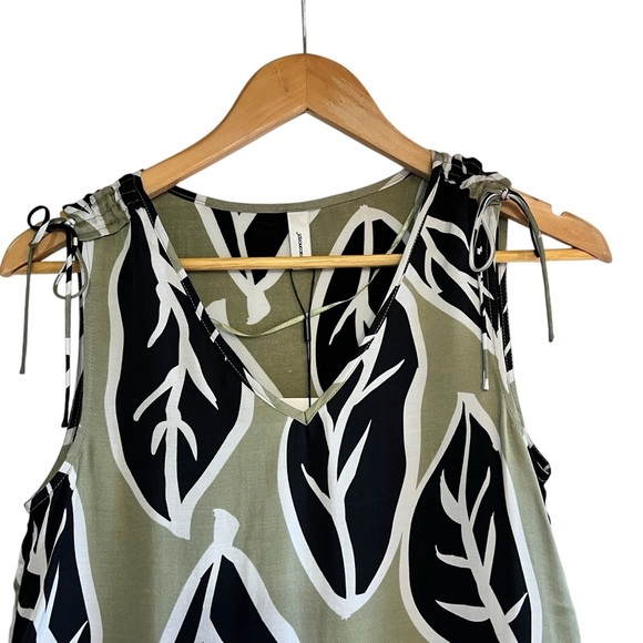 NWT Soyaconcept satin leaf print sleeveless top with shoulder ties size XS - Picture 3 of 11